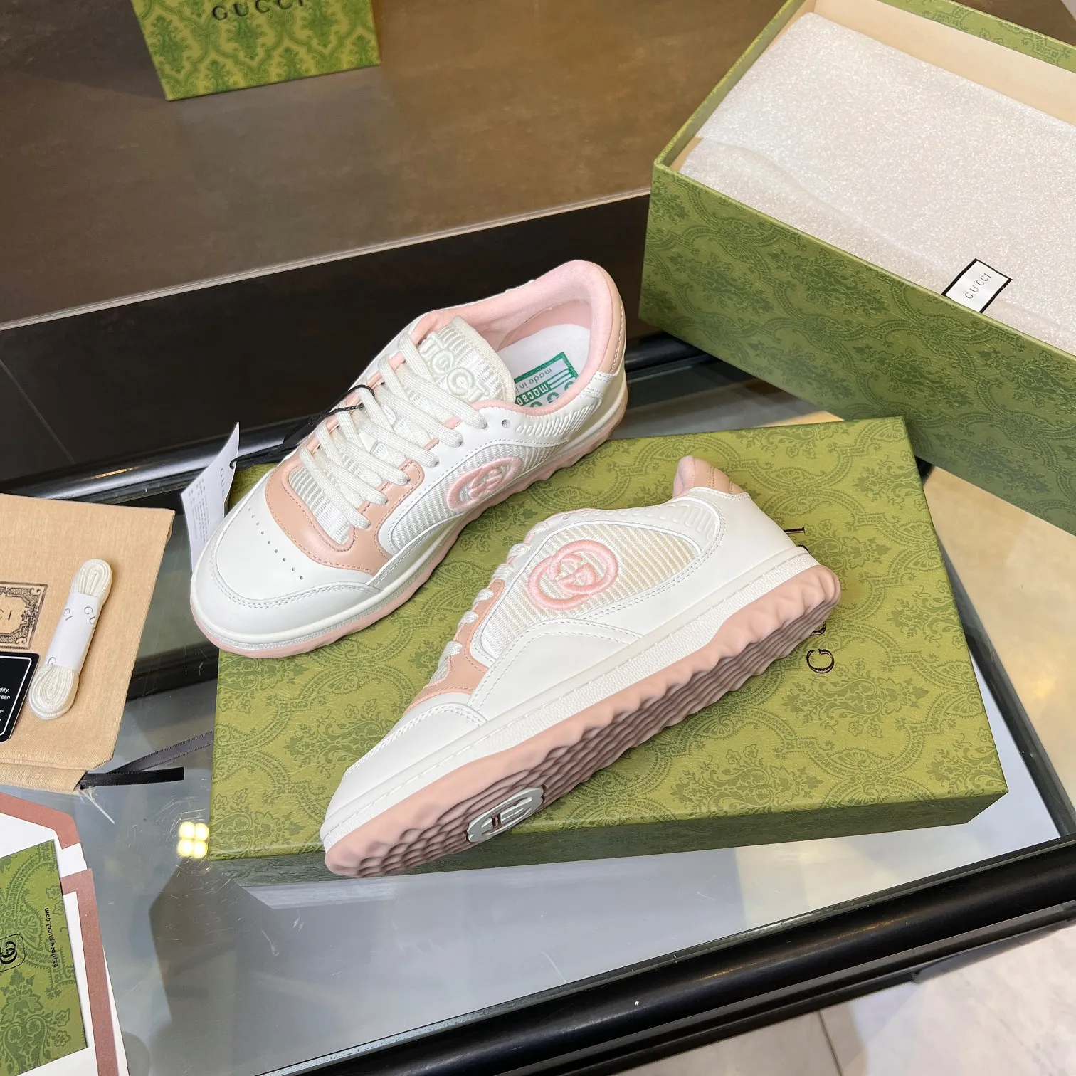 👟👟Ex-factory price 520👟👟 Top version, full styling effect, instant sales of the common practice of soft treading in the market, 💣💣💣Gucci2023 early spring Gucci G home latest hot style MAC80 sports shoes couple style casual retro distressed dirty shoes small dirty shoes small white shoes🌸🌸🌸 original purchase and development Production Gucci MAC80 new hot-selling series. The exquisite and compact interlocking double G logo romantically interprets the aesthetic concept of this series. Made of off-white leather, ▪️Material: original customized imported first-layer cowhide ▪️Inner lining: original customized imported breathable mesh ▪️Outsole: original molded two-color TPU outsole ▪️Sole thickness: 3CM ▪️Size: women's 35-40 / men's 39-45